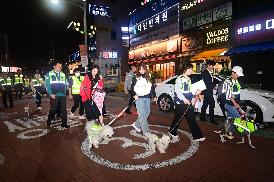 연수구 반려견 순찰대 일명 연수지킴댕댕이는 지난 21일 반려견 순찰대 10개 팀과 인천경찰청, 연수경찰서, 선학동 자율방범대 등 관계자 50여 명이 참여한 가운데 선학동 먹자골목에서 합동 순찰을 실시했다